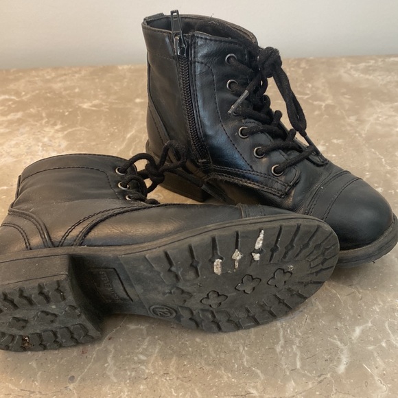 Steve Madden Kids combat boots. - Picture 2 of 4